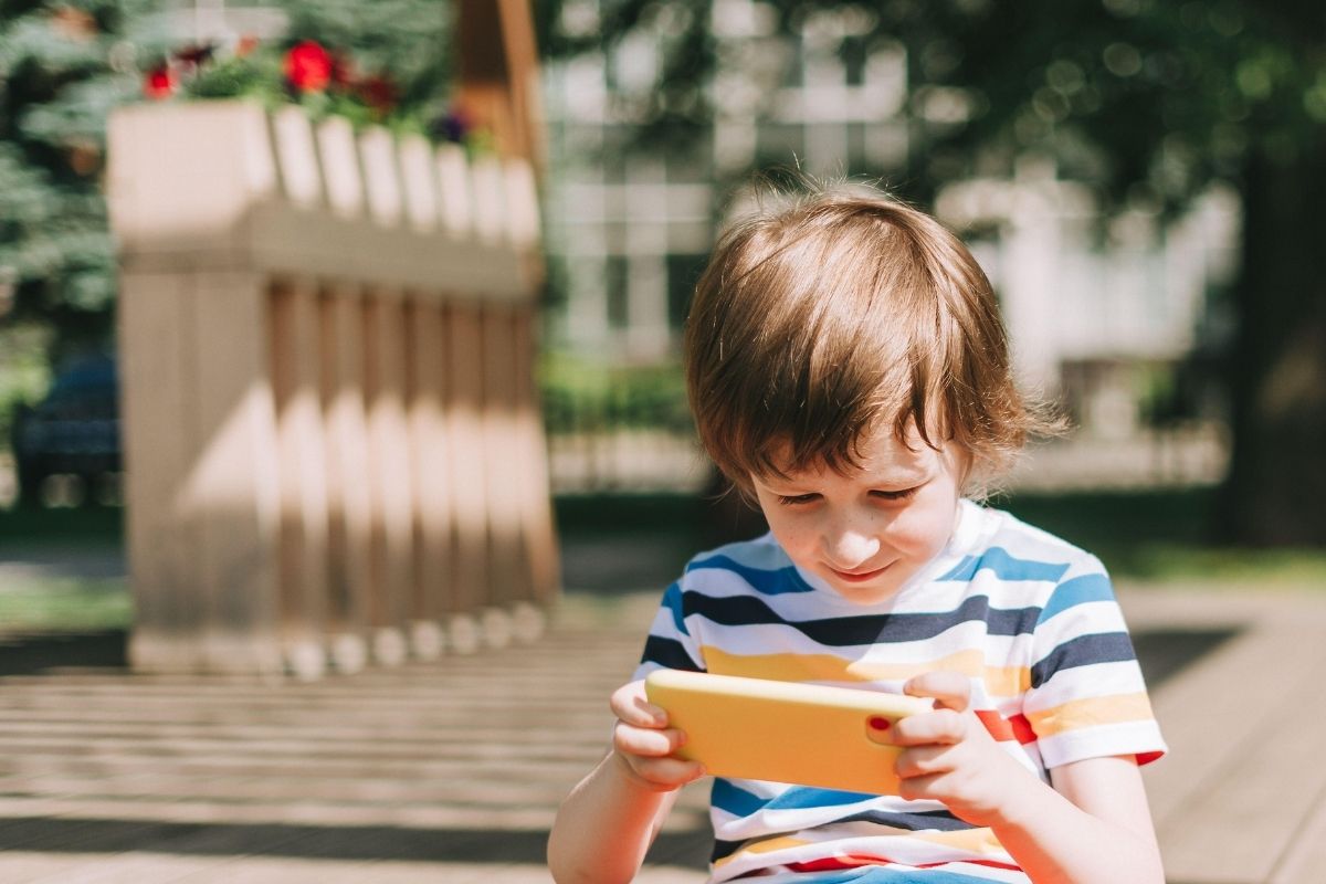 Rodzic rozmawiający z nastolatkiem o bezpieczeństwie sextingu i ochronie w internecie