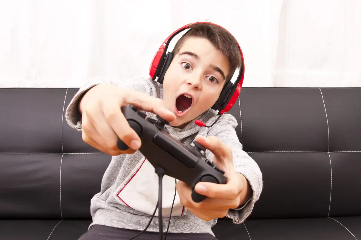 Criança Joga Video Games Violentos
