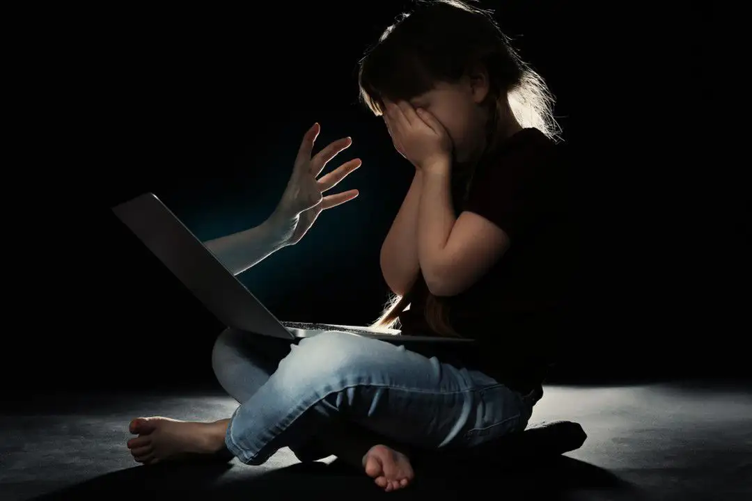 ¿Qué es el acoso sexual infantil en línea y cómo proteger a tus hijos de él?