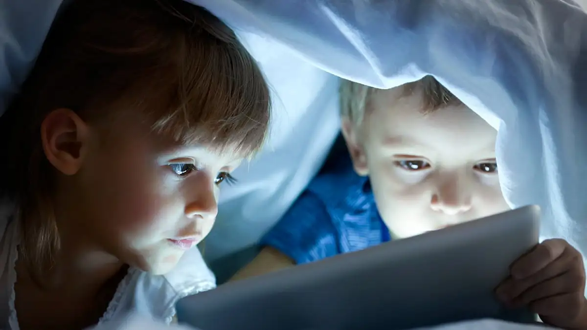 Impactele Negative ale Prea Multului Timp Petrecut în Fața Ecranului asupra Copiilor
